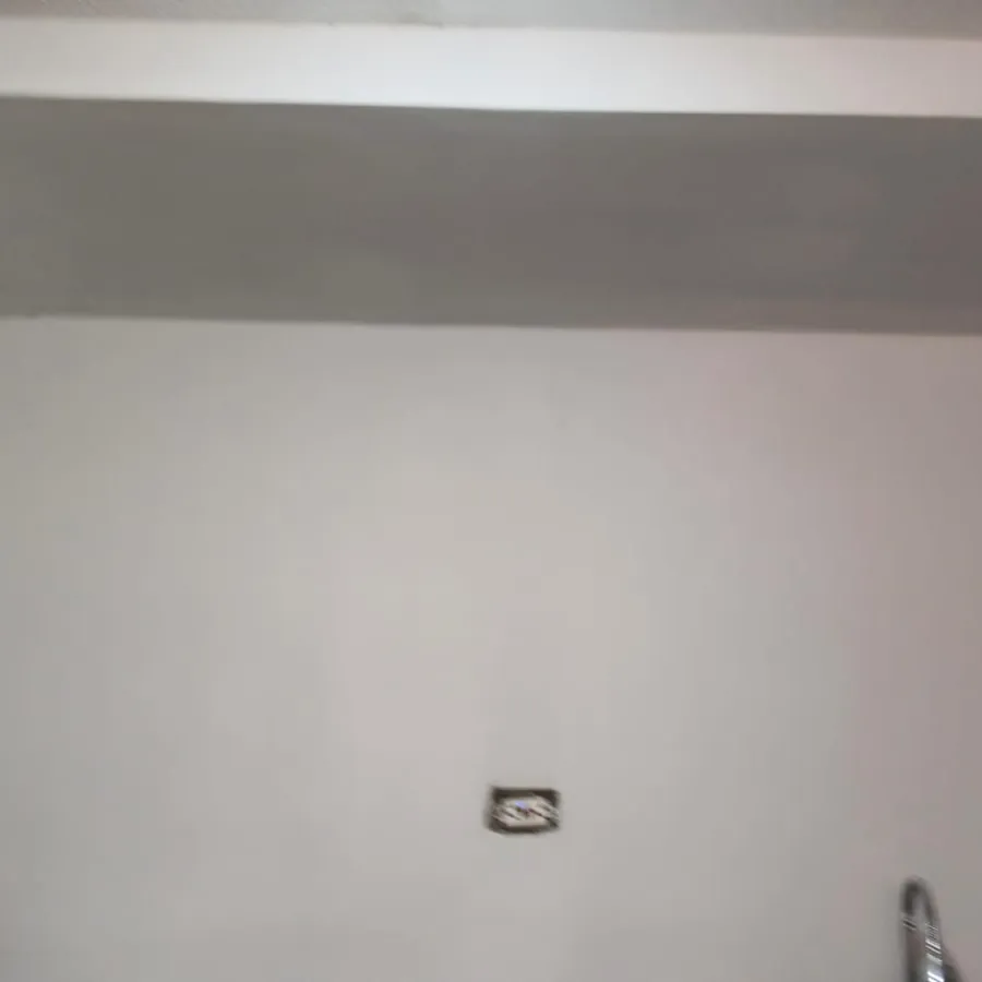 Muro y cielo en drywall con remates terminados y listos para pintura