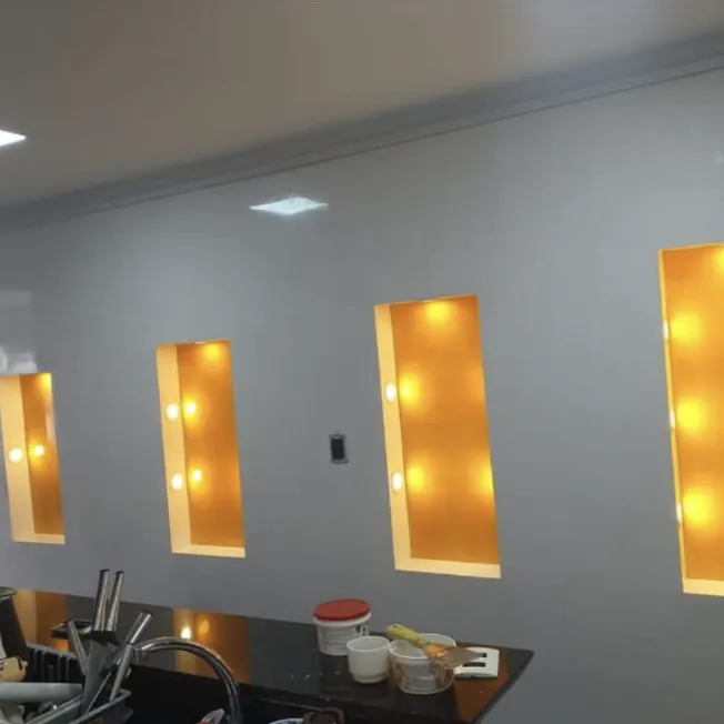 Nichos empotrados en un muro de drywall con iluminación, terminados y pintados