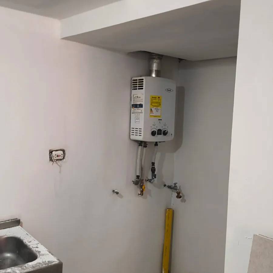 Zona de ropas con muros y cielo en drywall terminados, junto al calentador